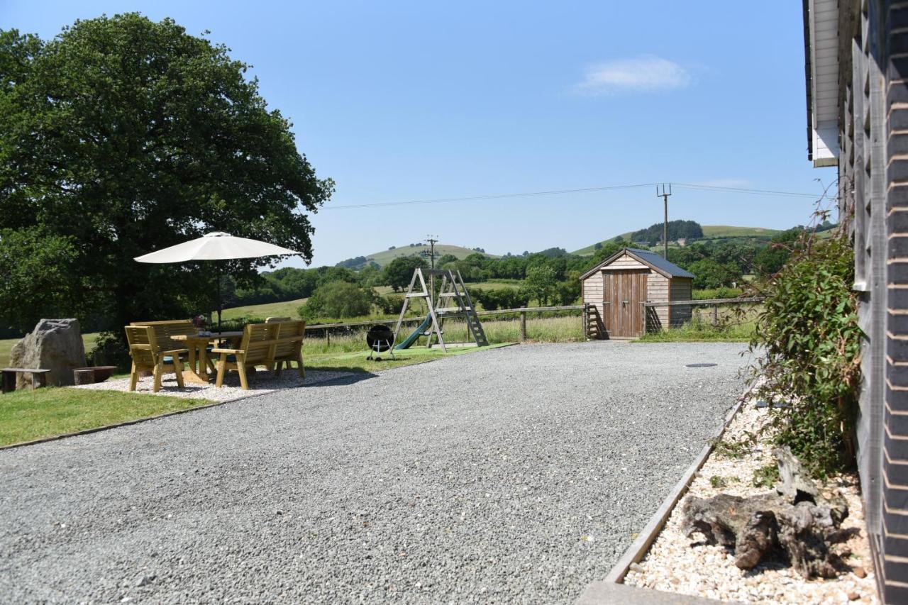 Maen Llwyd Villa Llanyre Exterior photo