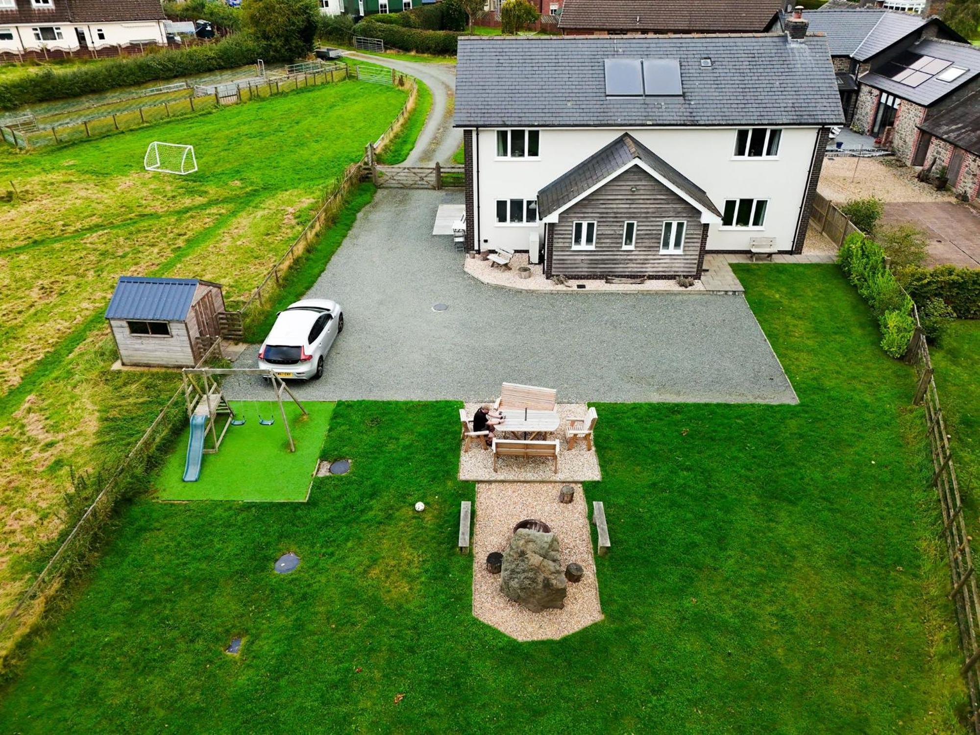Maen Llwyd Villa Llanyre Exterior photo